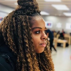 Meet your Posher, Monique